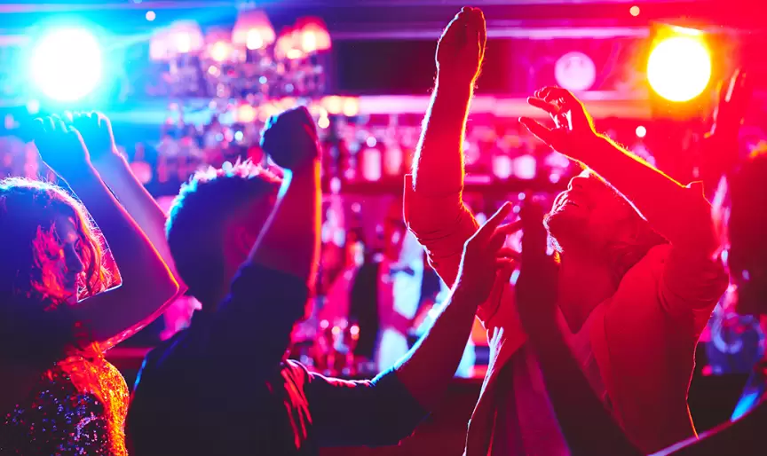 Cuando nos exponemos a ruidos penetrantes, de alta intensidad, de forma repetitiva, esto provoca que se origine un deterioro de la audición.