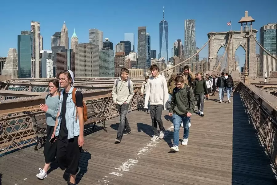 Turistas en el puente de Brooklyn. (Foto EFE/Ángel Colmenares)