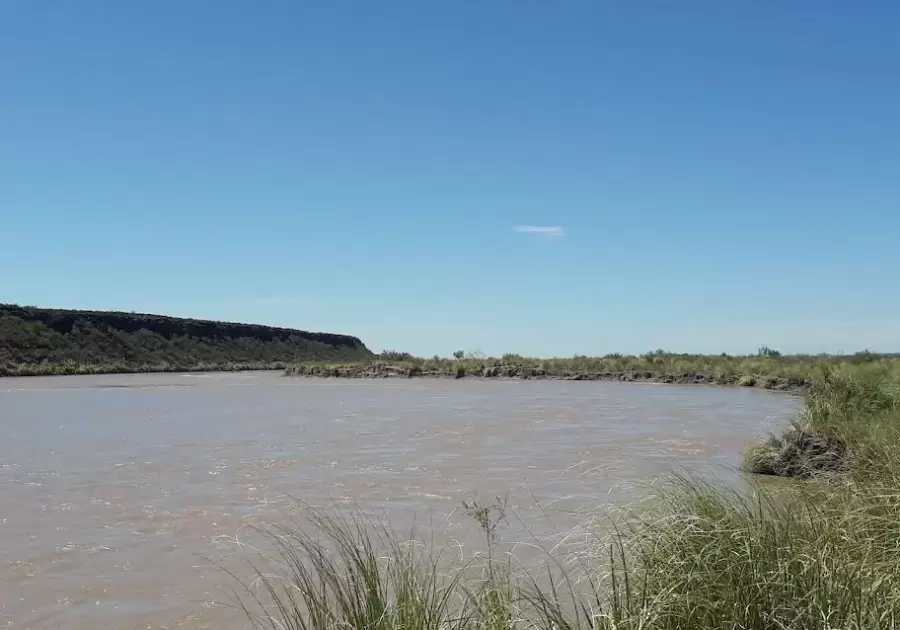 El punto exacto se encuentra en medio del río Colorado.