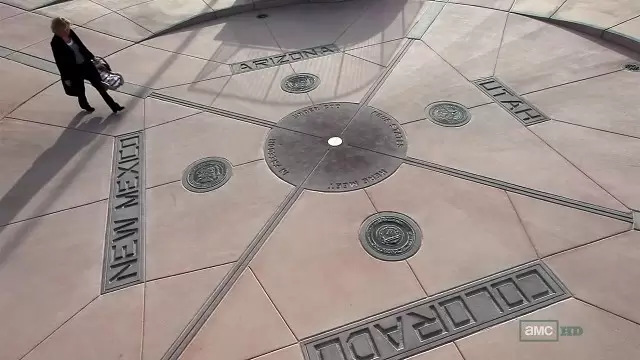 La placa metálica de las Cuatro Esquinas (Four Corners), que une a Utah, Colorado, New Mexico y Arizona (Estados Unidos).