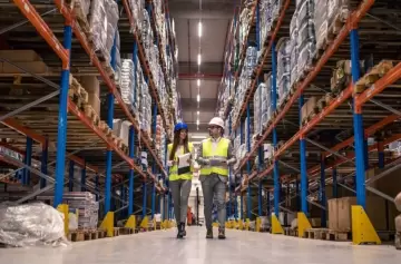 Una empresa de distribución ofrece 400 puestos de trabajo