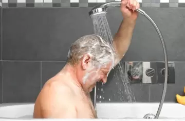 Impactante realidad del baño diario en personas mayores: ¿beneficio o perjuicio?