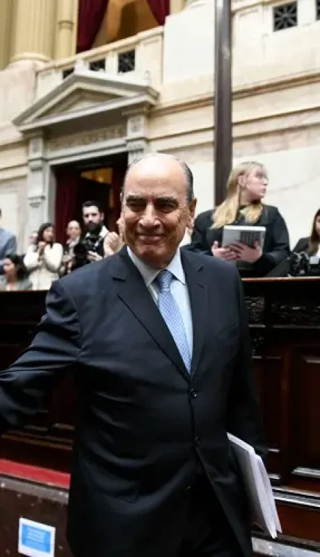 Francos entra a la sesión de Diputados