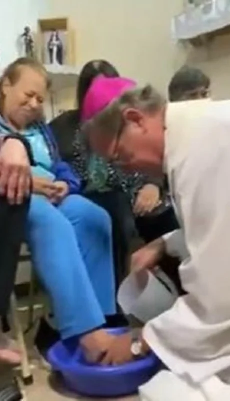 Este Jueves Santo, la Iglesia Católica lavó los pies de los jubilados y pidió por una jubilación digna para ellos.