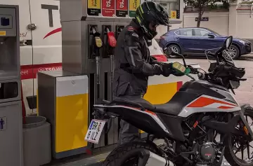 Insólita medida de estaciones de servicio que afecta a conductores de motos
