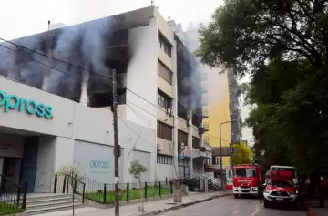 Voraz incendio en la sede del Seguro de Salud de Córdoba, luego de denuncias por corrupción