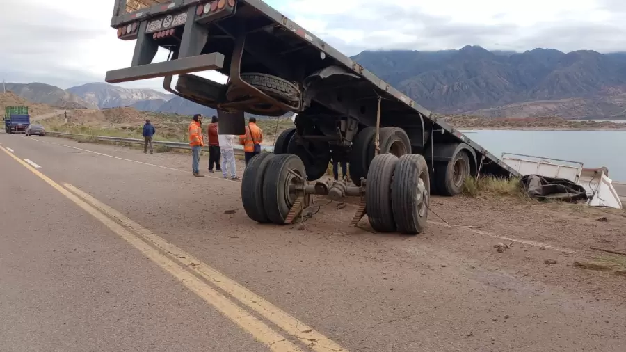 El acoplado de camión de desprendió en la RN 7 durante la mañana de este sábado: Fuente: X de Osvaldo