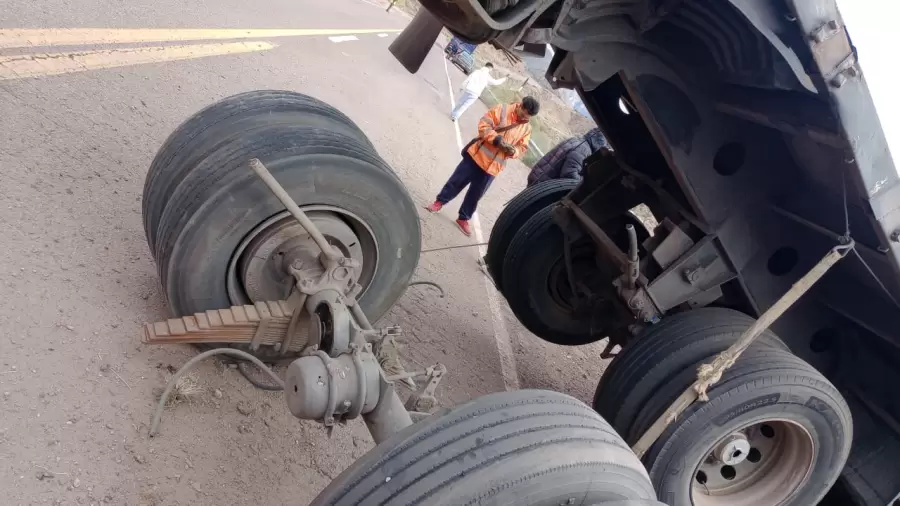 El acoplado de camión de desprendió en la RN 7 durante la mañana de este sábado: Fuente: X de Osvaldo