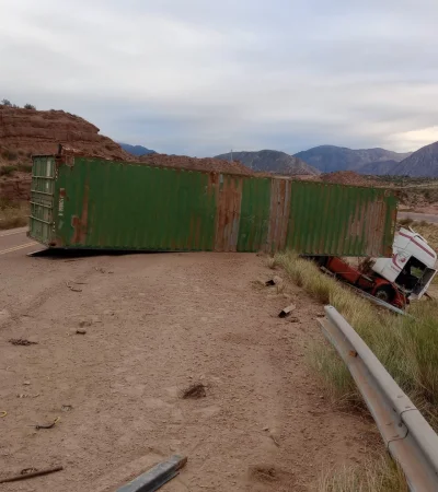 El acoplado de camión de desprendió en la RN 7 durante la mañana de este sábado: Fuente: X de Osvaldo Valle