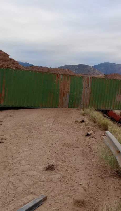 El acoplado de camión de desprendió en la RN 7 durante la mañana de este sábado: Fuente: X de Osvaldo Valle