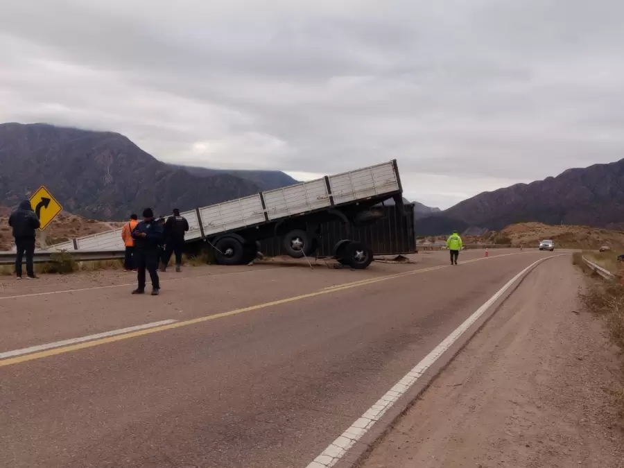 El acoplado de camión de desprendió en la RN 7 durante la mañana de este sábado: Fuente: X de Osvaldo