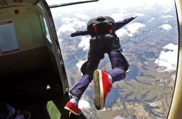 Saltó desde un avión sin saber que había cometido un error monumental