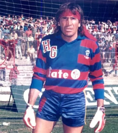 Hugo Orlando Gatti y uno de sus buzos inmortales