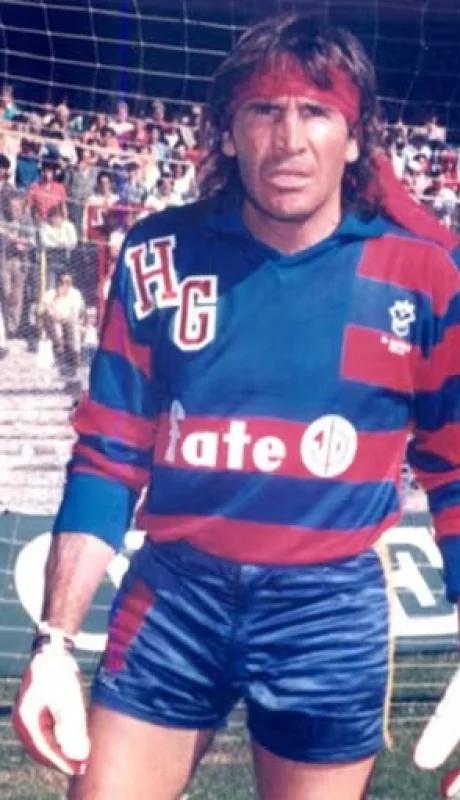 Hugo Orlando Gatti y uno de sus buzos inmortales