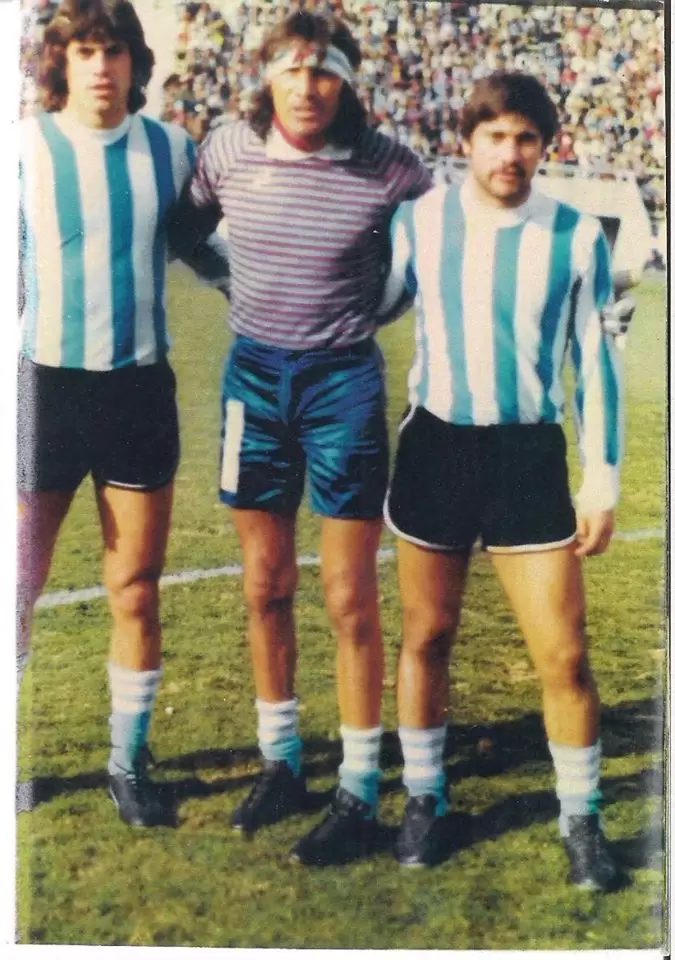 Hugo Gatti junto a Norberto Touzon y Carlos Ereros el día que jugó para Atlético Argentino ante Valencia.