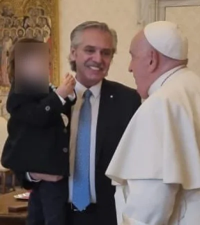 Alberto Fernández junto a su hijo Francisco cuando visitaron al Papa Francisco/ Fuente: X de Alberto Fernández