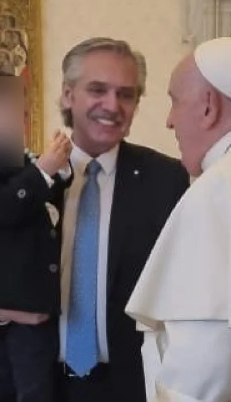Alberto Fernández junto a su hijo Francisco cuando visitaron al Papa Francisco/ Fuente: X de Alberto Fernández