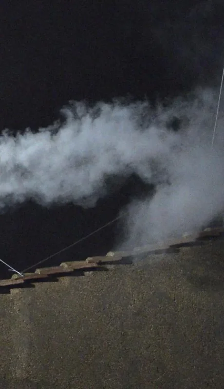El humo blanco indica nuevo Papa.