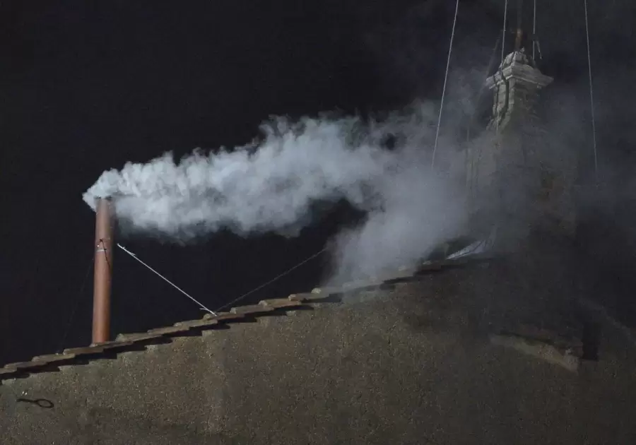 El humo blanco indica nuevo Papa.