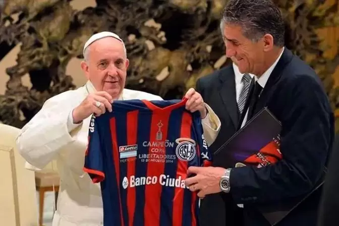 El papa Francisco junto al ex técnico de San Lorenzo, Edgardo Bauza tras coronarse en la Copa Libertadores.