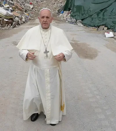 Francisco en las ruinas de un terremoto en Italia.