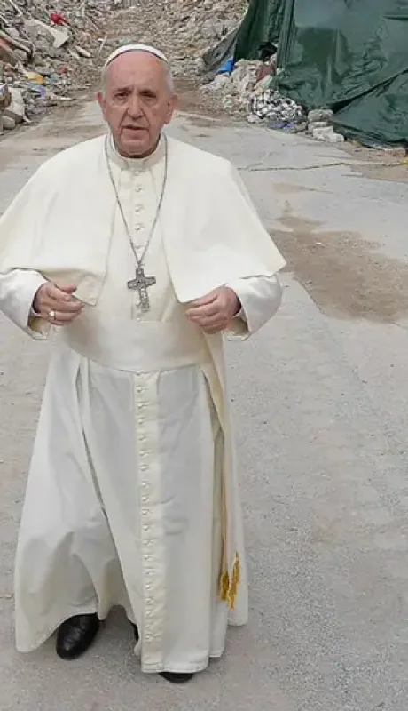 Francisco en las ruinas de un terremoto en Italia.