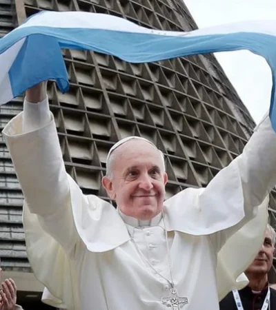 El papa Francisco con la bandera argentina.