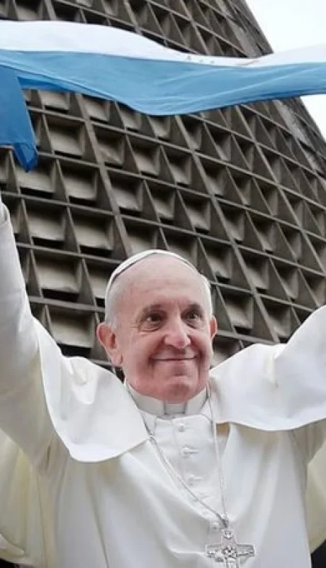 El papa Francisco con la bandera argentina.