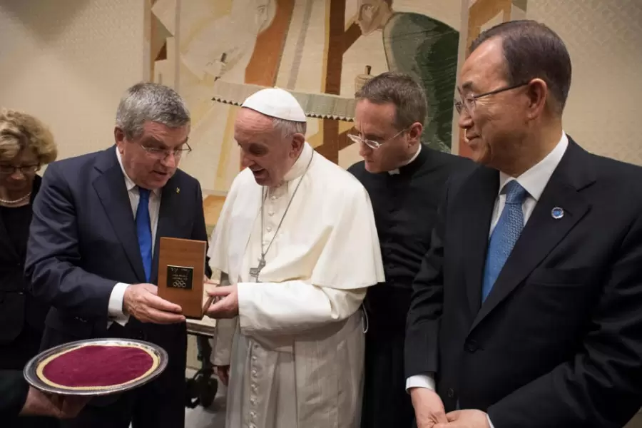 Francisco junto al presidente del Comité Olímpico Internacional Thomas Bach y el ex secretario general de Naciones Unidas Ban Ki-moon