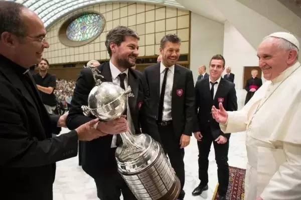 Matías Lammens y Marcelo Tinelli junto al papa Francisco.