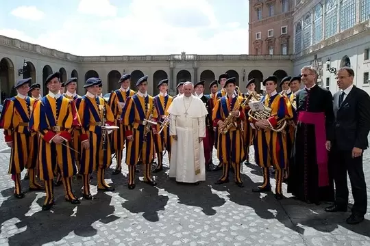 El Papa Francisco junto a la Guardia Suiza.