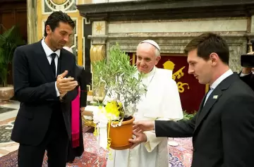 El fútbol, con Lionel Messi a la cabeza, también despidió al papa Francisco