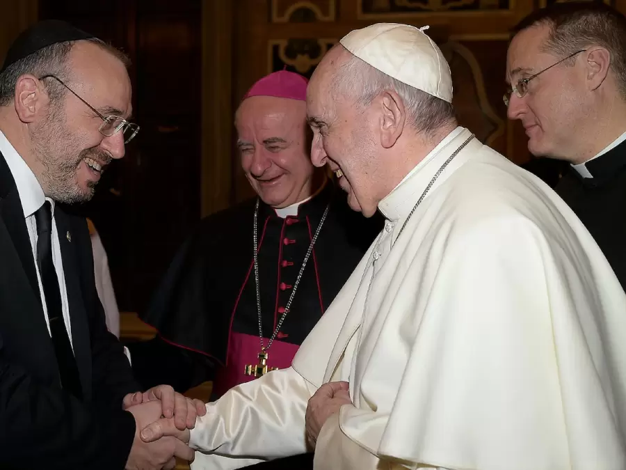 El sumo pontífice estrechando la mano del rabino Fishel Szlajen.
