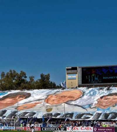 El homenaje en vida de los hinchas de Godoy Cruz al papa.
