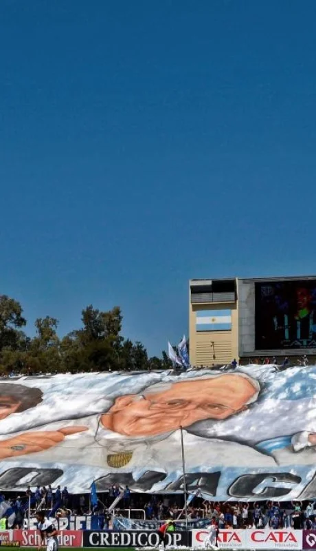 El homenaje en vida de los hinchas de Godoy Cruz al papa.