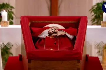 El Vaticano difundió las primeras imágenes del papa Francisco en el ataúd