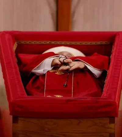 El papa Francisco en su féretro.