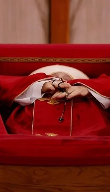 El papa Francisco en su féretro.