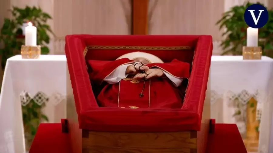 El papa Francisco en su féretro.