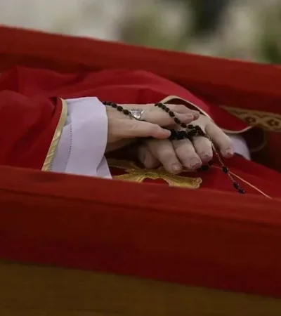 El papa Francisco ya está en la capilla de Santa Marta.