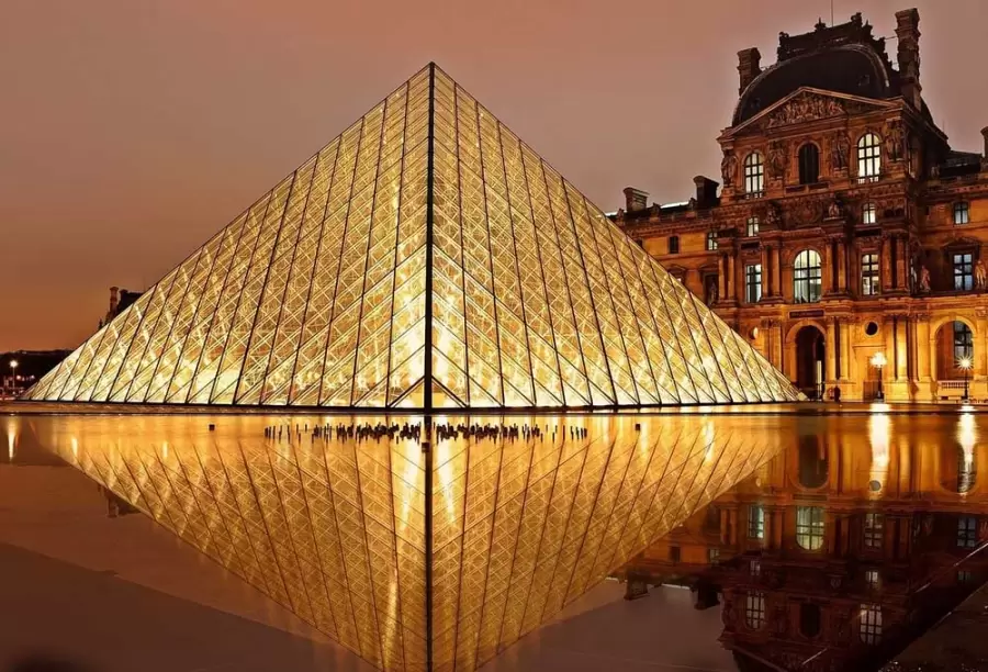 El Museo Louvre, ubicado en el corazón de París.
