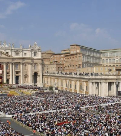 Vista panorámica del Vaticano en Roma y su Basílica de San Pedro, repleta de fieles por la muerte del papa Francisco.