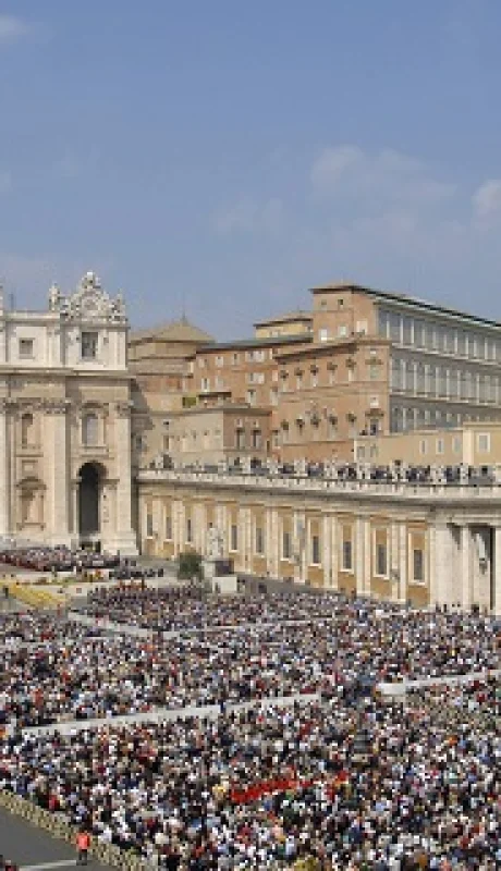 Vista panorámica del Vaticano en Roma y su Basílica de San Pedro, repleta de fieles por la muerte del papa Francisco.