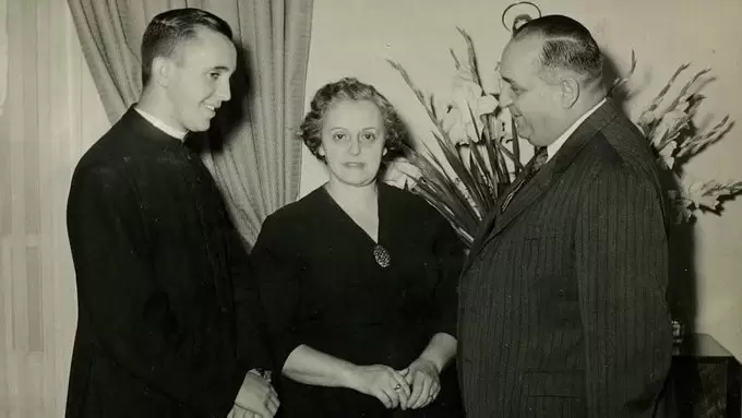 Bergoglio junto a sus padres en 1958.