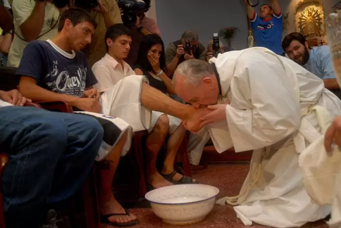 En 2008 el papa Francisco besa los pies de sus fieles.