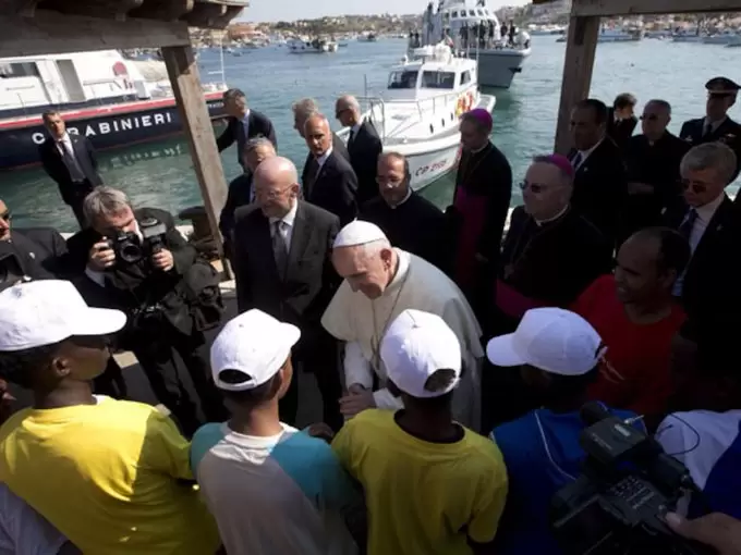 Francisco visitó Lampedusa para reunirse con refugiados.