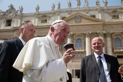 Francisco toma un mate en la plaza de San Pedro del Vaticano.