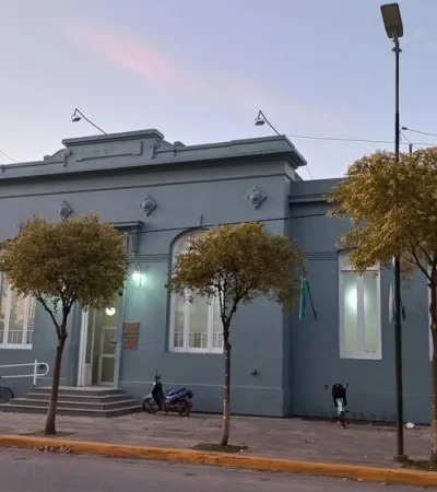 En el Hospital Municipal de San Roque fue atendida la víctima.