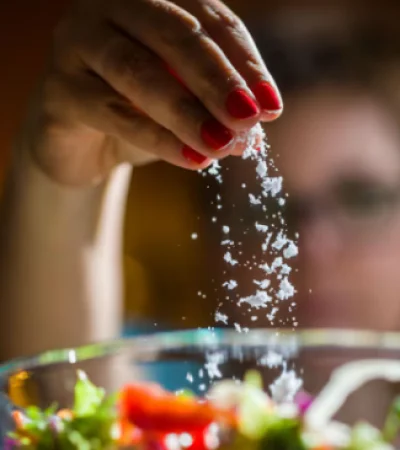 No se deben consumir más de 5 gramos diarios de sal.