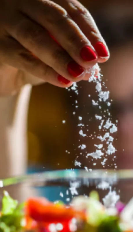 No se deben consumir más de 5 gramos diarios de sal.